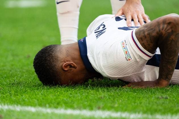240706 Ezri Konsa of England in pain during the UEFA EURO, EM, Europameisterschaft,Fussball 2024 Football Championship quarterfinal between England and Switzerland on July 6, 2024 in Düsseldorf. Photo: Mathias Bergeld BILDBYRAN kod MB MB0943 fotboll football soccer fotball fotbolls-em europamästerskap em uefa euro uefa european football championship euro 2024 kvartsfinal quarterfinal quarterfinals england schweiz switzerland bbeng skada Copyright: MATHIASxBERGELD BB240706MB051