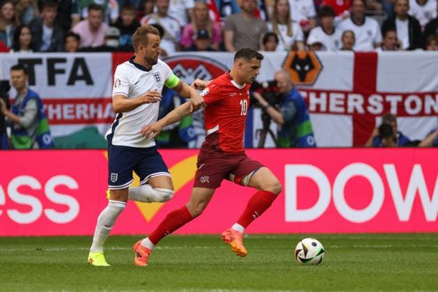 Zweikampf Granit Xhaka (Schweiz, 10) und Harry Kane (England, 09) , Fussball, UEFA , Europa Meisterschaft, (Viertelfinale) 2024, England vs. Schweiz, 06.07.2024, Duesseldorf Arena, Duesseldorf, Deutschland Duesseldorf Duesseldorf Arena Nordrhein-Westfalen Deutschland Copyright: xGrantxHubbsx