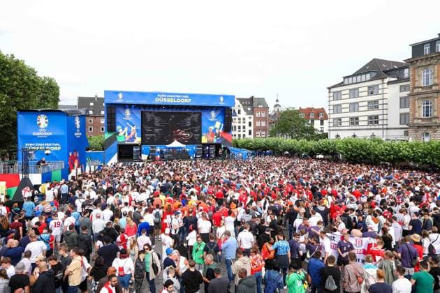 Fan Zone Burgplatz in Düsseldorf - Public Viewing: UEFA EURO, EM, Europameisterschaft,Fussball 2024 - England gegen Schweiz; 06.07.2024 Fan Zone Burgplatz in Düsseldorf - Public Viewing: UEFA EURO 2024 - England gegen Schweiz am 06.07.2024, Düsseldorf. - Copyright: xBEAUTIFULxSPORTS KennyxBeelex