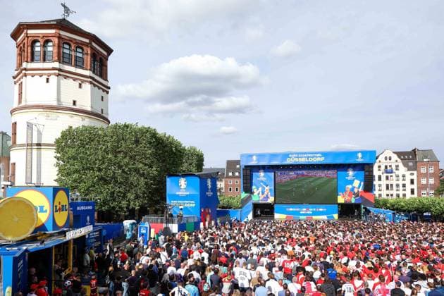 Fan Zone Burgplatz in Düsseldorf - Public Viewing: UEFA EURO, EM, Europameisterschaft,Fussball 2024 - England gegen Schweiz; 06.07.2024 Fan Zone Burgplatz in Düsseldorf - Public Viewing: UEFA EURO 2024 - England gegen Schweiz am 06.07.2024, Düsseldorf. - Copyright: xBEAUTIFULxSPORTS KennyxBeelex