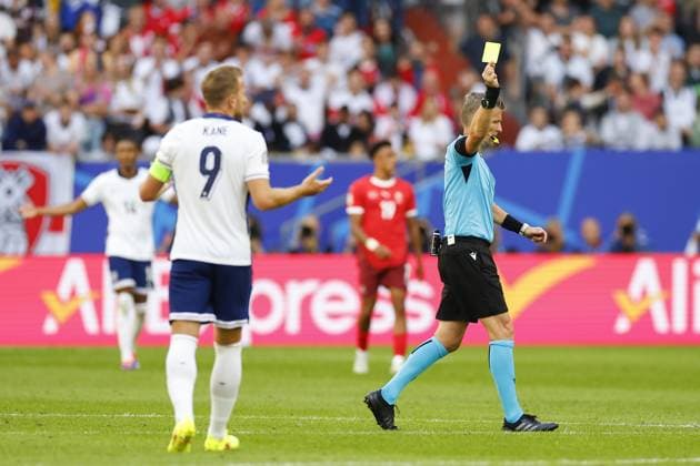 Sport Themen der Woche KW27 Sport Bilder des Tages DUSSELDORF, Dusseldorf Arena ,06-07-2024 , European Football Championship Euro2024, round of 8 match no.48 between England and Switzerland, (L-R) England player Harry Kane yellow card, referee Daniele Orsato (ITA) England - Switzerland (Euro2024)  x25695820x Copyright: