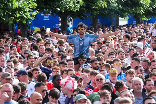 Fan Zone Burgplatz in Düsseldorf - Public Viewing: UEFA EURO, EM, Europameisterschaft,Fussball 2024 - England gegen Schweiz; 06.07.2024 Fan Zone Burgplatz in Düsseldorf - Public Viewing: UEFA EURO 2024 - England gegen Schweiz am 06.07.2024, Düsseldorf. - Copyright: xBEAUTIFULxSPORTS KennyxBeelex