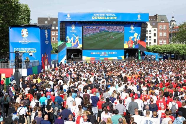 Fan Zone Burgplatz in Düsseldorf - Public Viewing: UEFA EURO, EM, Europameisterschaft,Fussball 2024 - England gegen Schweiz; 06.07.2024 Fan Zone Burgplatz in Düsseldorf - Public Viewing: UEFA EURO 2024 - England gegen Schweiz am 06.07.2024, Düsseldorf. - Copyright: xBEAUTIFULxSPORTS KennyxBeelex