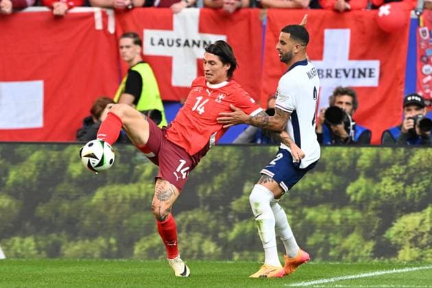 DUSSELDORF - (l-r) Steven Zuber of Switzerland, Kyle Walker of England during the UEFA EURO, EM, Europameisterschaft,Fussball 2024 quarter-final match between England and Switzerland at the Dusseldorf Arena on July 6, 2024 in Dusseldorf, Germany. ANP Hollandse Hoogte UEFA EURO 2024 2024 xVIxANPxSportx xGerritxvanxKeulenxIVx 502909740 originalFilename: 502909740.jpg