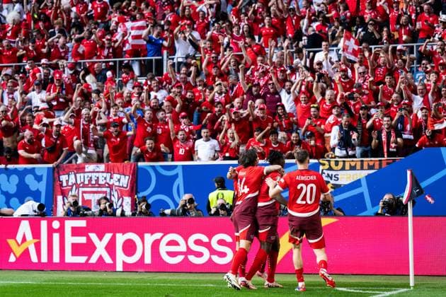 240706 Breel Embolo of Switzerland celebrates with team mates after 0-1 during the UEFA EURO, EM, Europameisterschaft,Fussball 2024 Football Championship quarterfinal between England and Switzerland on July 6, 2024 in Düsseldorf. Photo: Mathias Bergeld BILDBYRAN kod MB MB0943 fotboll football soccer fotball fotbolls-em europamästerskap em uefa euro uefa european football championship euro 2024 kvartsfinal quarterfinal quarterfinals england schweiz switzerland bbeng jubel Copyright: MATHIASxBERGELD BB240706MB070