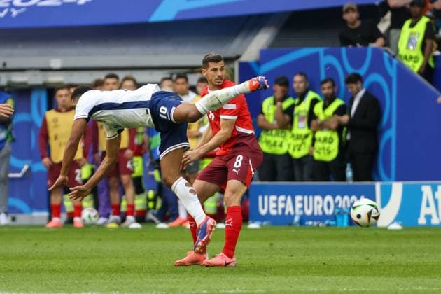 Jude Bellingham (England, 10) und Remo Freuler (Schweiz, 08) , Fussball, UEFA , Europa Meisterschaft, (Viertelfinale) 2024, England vs. Schweiz, 06.07.2024, Duesseldorf Arena, Duesseldorf, Deutschland Duesseldorf Duesseldorf Arena Nordrhein-Westfalen Deutschland Copyright: xGrantxHubbsx