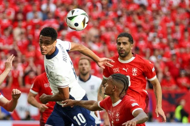 Jude Bellingham (England, 10) köpft den Ball , Fussball, UEFA , Europa Meisterschaft, (Viertelfinale) 2024, England vs. Schweiz, 06.07.2024, Duesseldorf Arena, Duesseldorf, Deutschland Duesseldorf Duesseldorf Arena Nordrhein-Westfalen Deutschland Copyright: xGrantxHubbsx