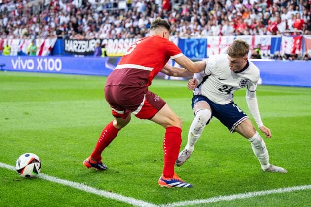 240706 Silvan Widmer of Switzerland and Cole Palmer of England during the UEFA EURO, EM, Europameisterschaft,Fussball 2024 Football Championship quarterfinal between England and Switzerland on July 6, 2024 in Düsseldorf. Photo: Mathias Bergeld BILDBYRAN kod MB MB0943 fotboll football soccer fotball fotbolls-em europamästerskap em uefa euro uefa european football championship euro 2024 kvartsfinal quarterfinal quarterfinals england schweiz switzerland bbeng Copyright: MATHIASxBERGELD BB240706MB091