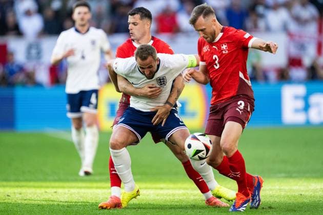 240706 Granit Xhaka and Silvan Widmer of Switzerland against Harry Kane of England during the UEFA EURO, EM, Europameisterschaft,Fussball 2024 Football Championship quarterfinal between England and Switzerland on July 6, 2024 in Düsseldorf. Photo: Mathias Bergeld BILDBYRAN kod MB MB0943 fotboll football soccer fotball fotbolls-em europamästerskap em uefa euro uefa european football championship euro 2024 kvartsfinal quarterfinal quarterfinals england schweiz switzerland bbeng Copyright: MATHIASxBERGELD BB240706MB092