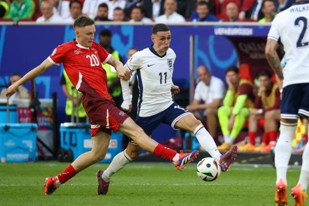 Michel Aebischer (Schweiz, 20) und Phil Foden (England, 11) , Fussball, UEFA , Europa Meisterschaft, (Viertelfinale) 2024, England vs. Schweiz, 06.07.2024, Duesseldorf Arena, Duesseldorf, Deutschland Duesseldorf Duesseldorf Arena Nordrhein-Westfalen Deutschland Copyright: xGrantxHubbsx
