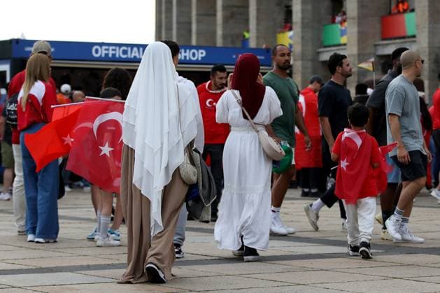 06.07.2024, xtgx, Fussball EM 2024 1 4 Finale, Niederlande - Türkei emspor, v.l. Emotionen, Fans, Stimmung, Fahnen, Logo, Türkei, Tuerkei, Zuschauer, Trikots (DFL DFB REGULATIONS PROHIBIT ANY USE OF PHOTOGRAPHS as IMAGE SEQUENCES and or QUASI-VIDEO) Berlin