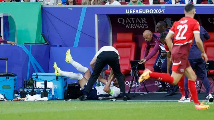 06.07.2024, Fussball, Euro 2024, Viertelfinale, England - Switzerland, GER, Duesseldorf, Arena, Bild: v. li. Harry Kane (England, 9) an der Bank gestuerzt. Copyright: HMBxMedia xHeikoxBecker