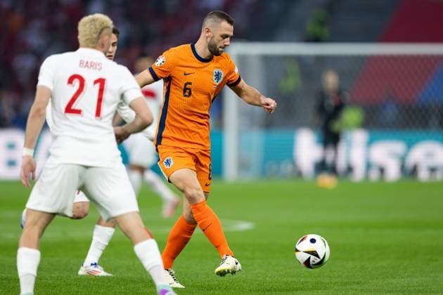 240706 Stefan De Vrij of Netherlands during the UEFA EURO, EM, Europameisterschaft,Fussball 2024 Football Championship quarterfinal between Netherlands and Türkiye on July 6, 2024 in Berlin. Photo: Jesper Zerman BILDBYRAN kod JZ JZ0552 fotboll football soccer fotball fotbolls-em europamästerskap em uefa euro uefa european football championship euro 2024 nederländerna holland netherlands türkiye bbeng Copyright: JESPERxZERMAN BB240706JZ036