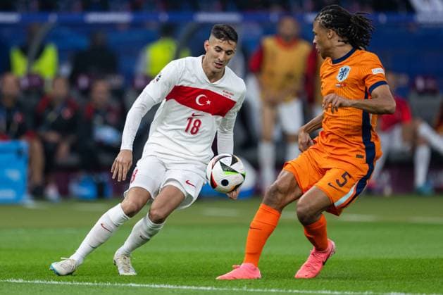 240706 Mert Muldur of Türkiye and Nathan AkÃ of Netherlands during the UEFA EURO, EM, Europameisterschaft,Fussball 2024 Football Championship quarterfinal between Netherlands and Türkiye on July 6, 2024 in Berlin. Photo: Jesper Zerman BILDBYRAN kod JZ JZ0552 fotboll football soccer fotball fotbolls-em europamästerskap em uefa euro uefa european football championship euro 2024 nederländerna holland netherlands türkiye bbeng Copyright: JESPERxZERMAN BB240706JZ038