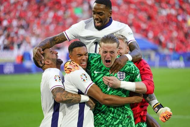 England v Switzerland Euro 2024 06 07 2024. Quarter Final Trent Alexander-Arnold of England and the England team celebrate at full time during the Euro 2024 quarter-final match between England and Switzerland at Dusseldorf Arena, Dusseldorf, Germany on 6 July 2024. Editorial use only , Copyright: xNigelxKeenex PSI-19932-0047