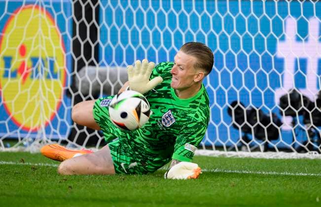 Sport Bilder des Tages Torwart PICKFORD Jordan (ENG) haelt den Elfmeter von AKANJI Manuel (SUI nicht im Bild) Parade, Aktion, Viertelfinale, Match M48, England (ENG) - Schweiz (SUI), am 06.07.2024 in Duesseldorf Deutschland. Fussball Europameisterschaft 2024 vom 14.06. - 14.07.2024 in Deutschland. Â