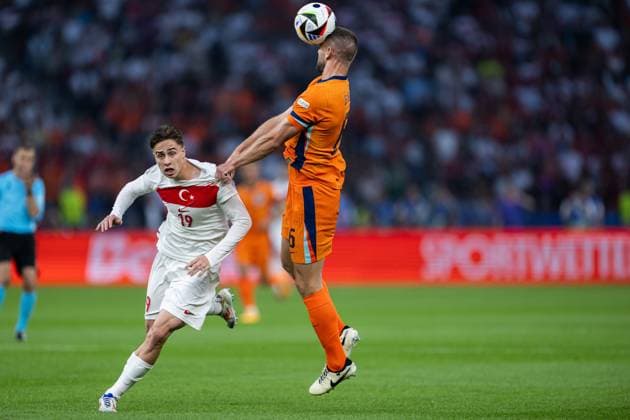 240706 Kenan Yildiz of Türkiye and Stefan De Vrij of Netherlands during the UEFA EURO, EM, Europameisterschaft,Fussball 2024 Football Championship quarterfinal between Netherlands and Türkiye on July 6, 2024 in Berlin. Photo: Jesper Zerman BILDBYRAN kod JZ JZ0552 fotboll football soccer fotball fotbolls-em europamästerskap em uefa euro uefa european football championship euro 2024 nederländerna holland netherlands türkiye bbeng Copyright: JESPERxZERMAN BB240706JZ041