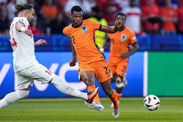 2024-07-06 Netherlands v Turkiye - Quarter-Final - UEFA EURO, EM, Europameisterschaft,Fussball 2024 BERLIN, GERMANY - JULY 6: Denzel Dumfries of the Netherlands makes a pass during the Quarter-Final - UEFA EURO 2024 match between Netherlands and Turkiye at Olympiastadion on July 6, 2024 in Berlin, Germany. (Photo by Joris Verwijst BSR Agency) Berlin Germany Content not available for redistribution in The Netherlands directly or indirectly through any third parties. Copyright: xBSRxAgencyx