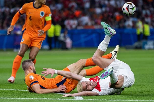 240706 Baris Alper Yilmaz of Türkiye and Stefan De Vrij of Netherlands during the UEFA EURO, EM, Europameisterschaft,Fussball 2024 Football Championship quarterfinal between Netherlands and Türkiye on July 6, 2024 in Berlin. Photo: Jesper Zerman BILDBYRAN kod JZ JZ0552 fotboll football soccer fotball fotbolls-em europamästerskap em uefa euro uefa european football championship euro 2024 nederländerna holland netherlands türkiye bbeng Copyright: JESPERxZERMAN BB240706JZ048