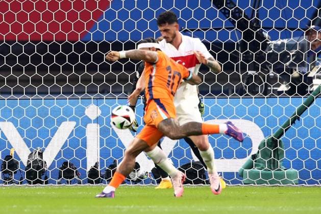 06.07.2024, xtgx, Fussball EM 2024 1 4 Finale, Niederlande - Türkei emspor, v.l. Memphis Depay (Niederlande) Samet Akaydin (Türkei Tuerkei) Zweikampf, Aktion, action, battle for the ball (UEFA REGULATIONS PROHIBIT ANY USE OF PHOTOGRAPHS as IMAGE SEQUENCES and or QUASI-VIDEO) Berlin