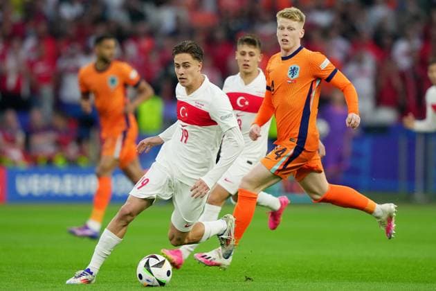 Jerdy Schouten of the Netherlands fight for the ball with Turkey s Kenan Yildiz during the Euro 2024 soccer match between Netherlands and Turkey at the Berlin Olympiastadion , Berlin, Germany - Saturday 06 july 2024. - Soccer .  Copyright: xSpada LaPressex