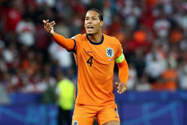 06.07.2024, xtgx, Fussball EM 2024 1 4 Finale, Niederlande - Türkei emspor, v.l. Virgil van Dijk (Niederlande) gibt Anweisungen, gestikuliert, mit den Armen gestikulieren gives instructions, gesticulate (UEFA REGULATIONS PROHIBIT ANY USE OF PHOTOGRAPHS as IMAGE SEQUENCES and or QUASI-VIDEO) Berlin