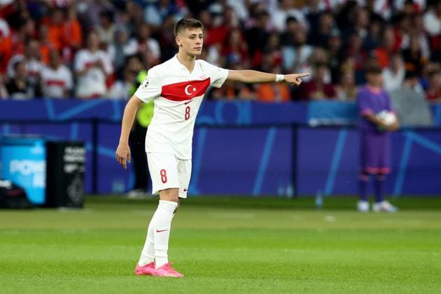 06.07.2024, xtgx, Fussball EM 2024 1 4 Finale, Niederlande - Türkei emspor, v.l. Arda Güler (Türkei Tuerkei) gibt Anweisungen, gestikuliert, mit den Armen gestikulieren gives instructions, gesticulate (UEFA REGULATIONS PROHIBIT ANY USE OF PHOTOGRAPHS as IMAGE SEQUENCES and or QUASI-VIDEO) Berlin