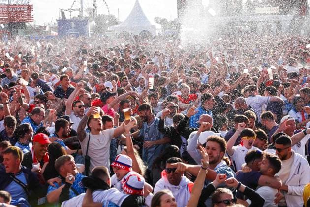 Sport Bilder des Tages Fan Zone Burgplatz in Düsseldorf - Public Viewing: UEFA EURO, EM, Europameisterschaft,Fussball 2024 - England gegen Schweiz; 06.07.2024 Fan Zone Burgplatz in Düsseldorf - Public Viewing: UEFA EURO 2024 - England gegen Schweiz am 06.07.2024, Düsseldorf. - Copyright: xBEAUTIFULxSPORTS KennyxBeelex