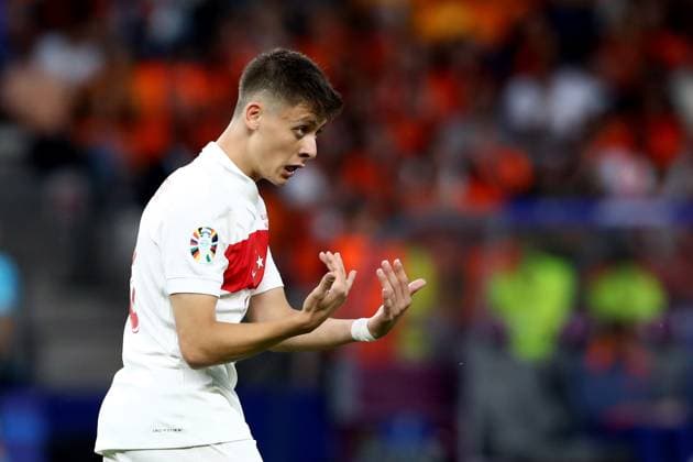 06.07.2024, xtgx, Fussball EM 2024 1 4 Finale, Niederlande - Türkei emspor, v.l. Arda Güler (Türkei Tuerkei) gibt Anweisungen, gestikuliert, mit den Armen gestikulieren gives instructions, gesticulate (UEFA REGULATIONS PROHIBIT ANY USE OF PHOTOGRAPHS as IMAGE SEQUENCES and or QUASI-VIDEO) Berlin