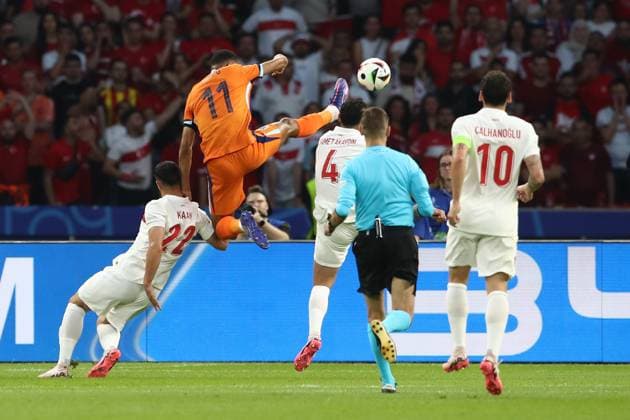 06.07.2024, xtgx, Fussball EM 2024 1 4 Finale, Niederlande - Türkei emspor, v.l. Kaan Ayhan (Türkei Tuerkei) Cody Gakpo (Niederlande) Samet Akaydin (Türkei Tuerkei) Schiedsrichter Referee Clemont Turpin (Frankreich) Hakan Calhanoglu (Türkei Tuerkei) Zweikampf, Aktion, action, battle for the ball (UEFA REGULATIONS PROHIBIT ANY USE OF PHOTOGRAPHS as IMAGE SEQUENCES and or QUASI-VIDEO) Berlin