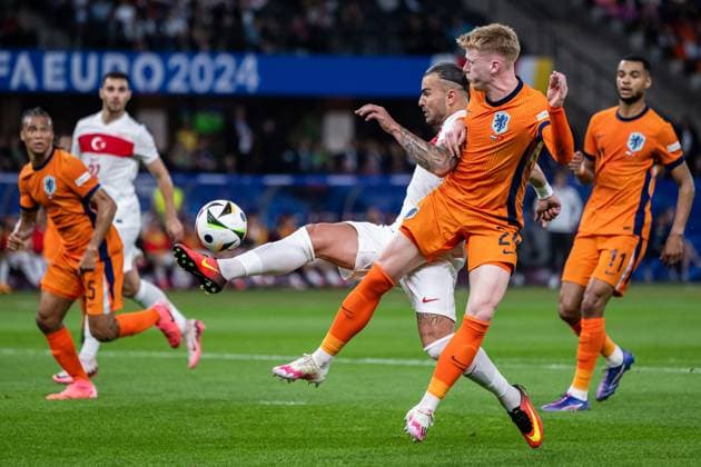 240706 Abdulkerim Bardakci of Türkiye and Jerdy Schouten of Netherlands during the UEFA EURO, EM, Europameisterschaft,Fussball 2024 Football Championship quarterfinal between Netherlands and Türkiye on July 6, 2024 in Berlin. Photo: Jesper Zerman BILDBYRAN kod JZ JZ0552 fotboll football soccer fotball fotbolls-em europamästerskap em uefa euro uefa european football championship euro 2024 nederländerna holland netherlands türkiye bbeng Copyright: JESPERxZERMAN BB240706JZ062