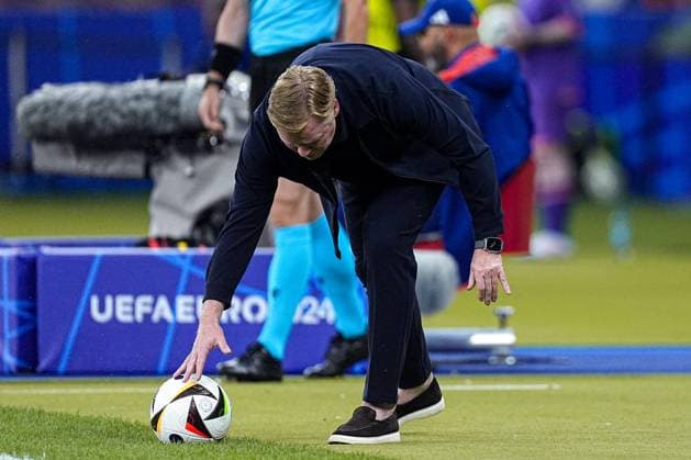 2024-07-06 Netherlands v Turkiye - Quarter-Final - UEFA EURO, EM, Europameisterschaft,Fussball 2024 BERLIN, GERMANY - JULY 6: Coach Ronald Koeman of the Netherlands grabs the ball during the Quarter-Final - UEFA EURO 2024 match between Netherlands and Turkiye at Olympiastadion on July 6, 2024 in Berlin, Germany. (Photo by Joris Verwijst BSR Agency) Berlin Germany Content not available for redistribution in The Netherlands directly or indirectly through any third parties. Copyright: xBSRxAgencyx