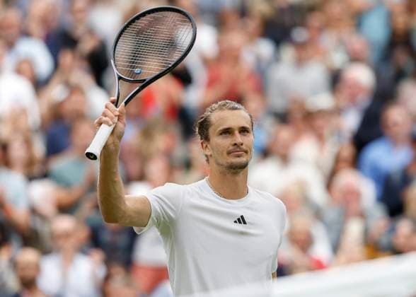 Alexander Zverev winkt und bedankt sich bei den Zuschauern, Fans nach dem Sieg Tennis - Wimbledon 2024 - Grand Slam ITF ATP, Tennis Herren WTA, Tennis Damen - AELTC - London - - Great Britain - 6 July 2024. Copyright: xJuergenxHasenkopfx
