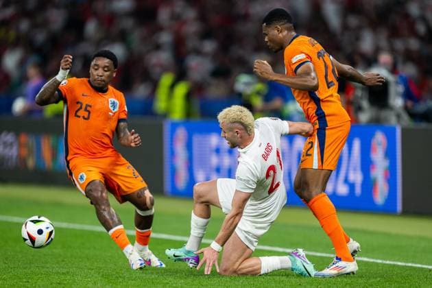 240706 Steven Bergwijn and Denzel Dumfries of Netherlands and Baris Alper Yilmaz of Türkiye during the UEFA EURO, EM, Europameisterschaft,Fussball 2024 Football Championship quarterfinal between Netherlands and Türkiye on July 6, 2024 in Berlin. Photo: Jesper Zerman BILDBYRAN kod JZ JZ0552 fotboll football soccer fotball fotbolls-em europamästerskap em uefa euro uefa european football championship euro 2024 nederländerna holland netherlands türkiye bbeng Copyright: JESPERxZERMAN BB240706JZ078