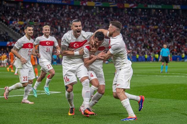 Fussball, Herren, Saison 2023 24, UEFA EURO, EM, Europameisterschaft,Fussball EM 2024, Viertelfinale in Berlin, Niederlande - Türkei, v. l. Kaan Ayhan (Türkei), Baris Alper Yilmaz (Türkei), Abdülkerim Bardakci (Türkei), Samet Akaydin (Türkei), Salih Özcan (Türkei), Jubel nach Tor zum 0:1, 06.07. 2024, Copyright: xSebastianxRäppold MatthiasxKochx