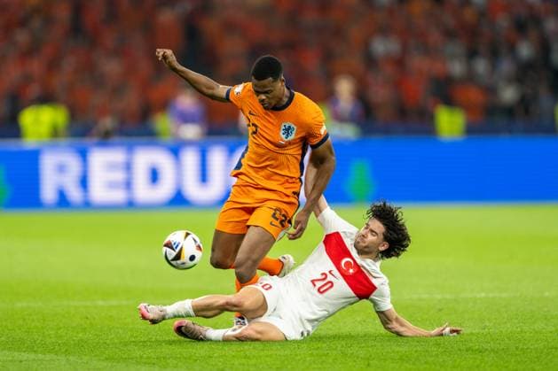 Netherlands v Turkiye, UEFA EURO, EM, Europameisterschaft,Fussball 2024, Berlin, Germany Berlin, Germany. 06th, July 2024. Denzel Dumfries (22) of the Netherlands and Ferdi Kadioglu (20) of Turkey seen during the UEFA Euro 2024 quarter final match between Netherlands and Turkiye at Olympiastadion in Berlin. Berlin Germany  Copyright: xGonzalesxPhoto FrederikkexJensenx