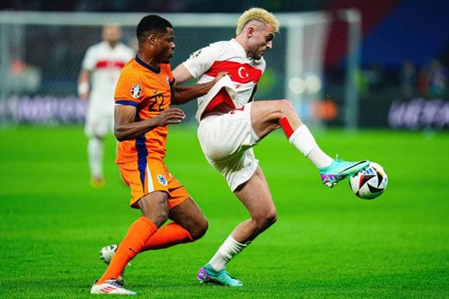 Denzel Dumfries (Niederlande, 22), Baris Alper Yilmaz (Tuerkei, 21) GER, Niederlande vs. Tuerkei, Fussball Europameisterschaft, UEFA EURO, EM, Europameisterschaft,Fussball 2024, Viertelfinale, 06.07.2024 GER, Niederlande vs. Tuerkei, Fussball Europameisterschaft, UEFA Euro 2024, Viertelfinale, 06.07.2024 Berlin Copyright: xEibner-Pressefoto MarcelxvonxFehrnx EP_MFN
