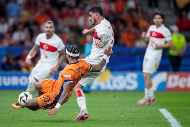 UEFA EURO, EM, Europameisterschaft,Fussball 2024: Niederlande - Türkei; 06.07.2024 Memphis Depay (Niederlande, 10) verpasst den Ball knapp. UEFA EURO 2024: Viertelfinale: Niederlande - Türkei; Olympiastadion Berlin, Berlin am 06.07.2024 Copyright: xBEAUTIFULxSPORTS Meuselx