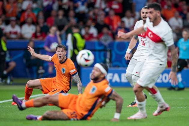 UEFA EURO, EM, Europameisterschaft,Fussball 2024: Niederlande - Türkei; 06.07.2024 Wout Weghorst (Niederlande, 9) hofft, dass Memphis Depay (Niederlande, 10) an den Ball kommt. UEFA EURO 2024: Viertelfinale: Niederlande - Türkei; Olympiastadion Berlin, Berlin am 06.07.2024 Copyright: xBEAUTIFULxSPORTS Meuselx