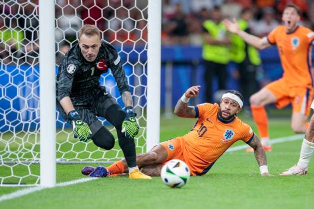 UEFA EURO, EM, Europameisterschaft,Fussball 2024: Niederlande - Türkei; 06.07.2024 Memphis Depay (Niederlande, 10) kann dem Ball nur nachschauen, Mert Günok (Türkei, 1) muss nicht eingreifen. UEFA EURO 2024: Viertelfinale: Niederlande - Türkei; Olympiastadion Berlin, Berlin am 06.07.2024 Copyright: xBEAUTIFULxSPORTS Meuselx