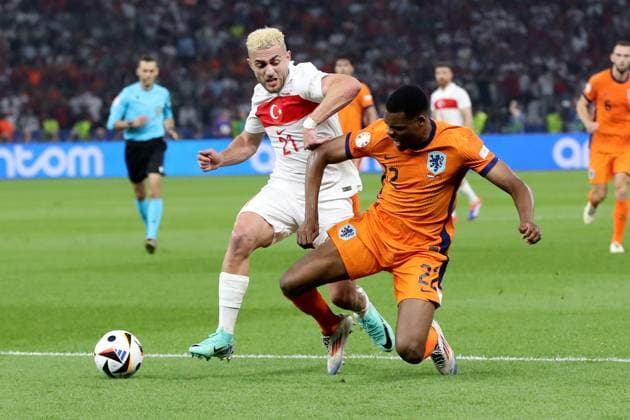 06.07.2024, xtgx, Fussball EM 2024 1 4 Finale, Niederlande - Türkei emspor, v.l. Baris Alper Yilmaz (Türkei Tuerkei) Denzel Dumfries (Niederlande) Zweikampf, Aktion, action, battle for the ball (UEFA REGULATIONS PROHIBIT ANY USE OF PHOTOGRAPHS as IMAGE SEQUENCES and or QUASI-VIDEO) Berlin