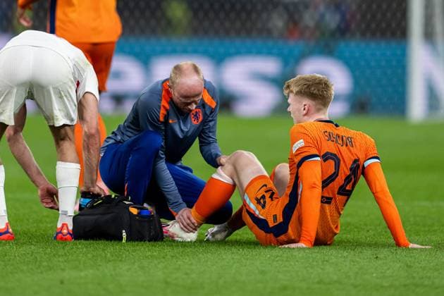 240706 Jerdy Schouten of Netherlands receives care during the UEFA EURO, EM, Europameisterschaft,Fussball 2024 Football Championship quarterfinal between Netherlands and Türkiye on July 6, 2024 in Berlin. Photo: Jesper Zerman BILDBYRAN kod JZ JZ0552 fotboll football soccer fotball fotbolls-em europamästerskap em uefa euro uefa european football championship euro 2024 nederländerna holland netherlands türkiye bbeng Copyright: JESPERxZERMAN BB240706JZ099
