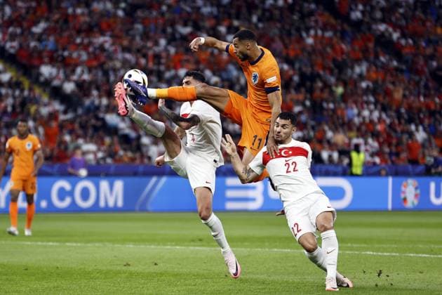 Sport Themen der Woche KW27 Sport Bilder des Tages BERLIN - (l-r) Samet Akaydin of Turkey, Cody Gakpo of Holland, Kaan Ayhan of Turkey during the UEFA EURO, EM, Europameisterschaft,Fussball 2024 quarter-final match between the Netherlands and Turkey at the Olympiastadion on July 6, 2024 in Berlin, Germany. ANP MAURICE VAN STEEN UEFA EURO 2024 2024 xVIxANPxSportx xxANPxIVx 502920106 originalFilename: 502920106.jpg
