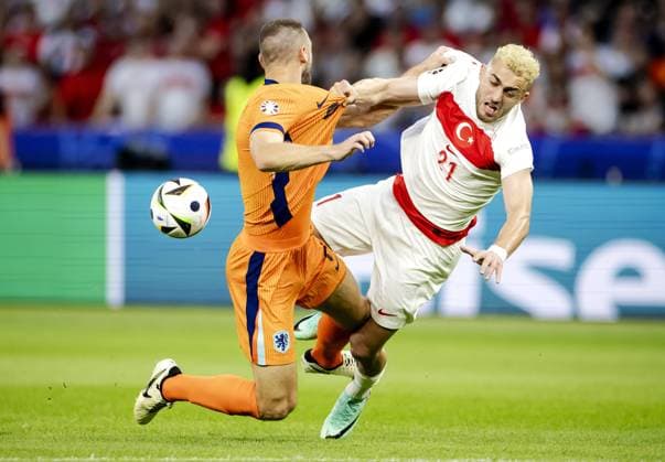 BERLIN - Stefan De Vrij of Holland and Baris Alper Yilmaz of Turkey (l-r) during the UEFA EURO, EM, Europameisterschaft,Fussball 2024 quarter-final match between the Netherlands and Turkey at the Olympiastadion on July 6, 2024 in Berlin, Germany. ANP KOEN VAN WEEL netherlands out - belgium out Berlijn xVIxxIVx 502920045 originalFilename: 0707040357st.jpg