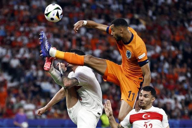 BERLIN - (l-r) Samet Akaydin of Turkey, Cody Gakpo of Holland, Kaan Ayhan of Turkey during the UEFA EURO, EM, Europameisterschaft,Fussball 2024 quarter-final match between the Netherlands and Turkey at the Olympiastadion on July 6, 2024 in Berlin, Germany. ANP MAURICE VAN STEEN UEFA EURO 2024 2024 xVIxANPxSportx xxANPxIVx 502920174 originalFilename: 502920174.jpg