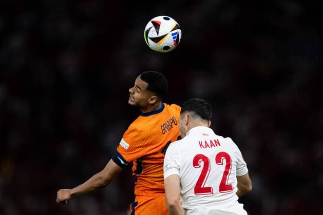 240706 Cody Gakpo of Netherlands and Kaan Ayhan of Türkiye during the UEFA EURO, EM, Europameisterschaft,Fussball 2024 Football Championship quarterfinal between Netherlands and Türkiye on July 6, 2024 in Berlin. Photo: Jesper Zerman BILDBYRAN kod JZ JZ0552 fotboll football soccer fotball fotbolls-em europamästerskap em uefa euro uefa european football championship euro 2024 nederländerna holland netherlands türkiye bbeng Copyright: JESPERxZERMAN BB240706JZ103