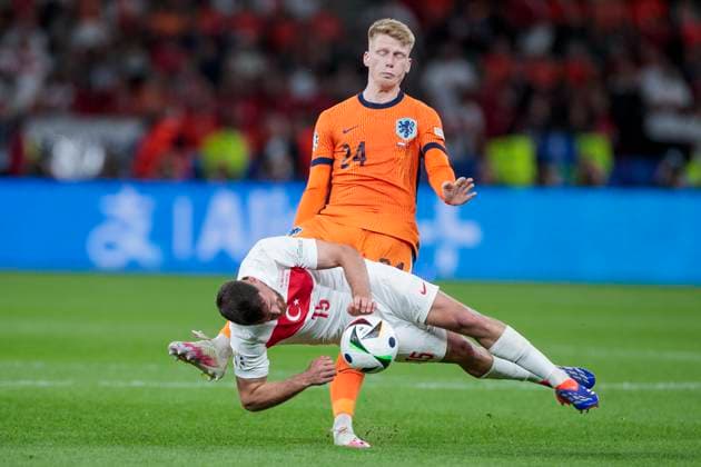UEFA EURO, EM, Europameisterschaft,Fussball 2024: Niederlande - Türkei; 06.07.2024 Salih Özcan (Türkei, 15) im Zweikampf mit Jerdy Schouten (Niederlande, 24). UEFA EURO 2024: Viertelfinale: Niederlande - Türkei; Olympiastadion Berlin, Berlin am 06.07.2024 Copyright: xBEAUTIFULxSPORTS Meuselx