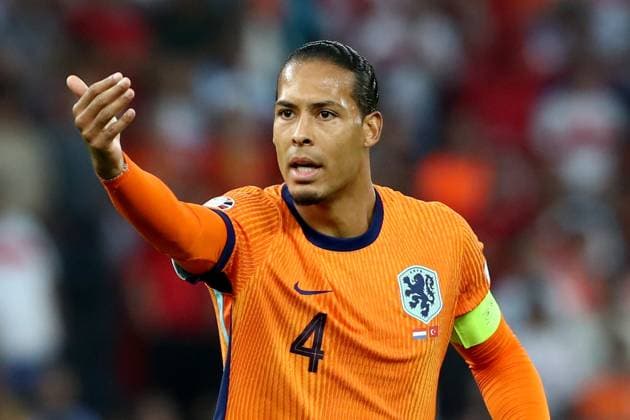 06.07.2024, xtgx, Fussball EM 2024 1 4 Finale, Niederlande - Türkei emspor, v.l. Virgil van Dijk (Niederlande) gibt Anweisungen, gestikuliert, mit den Armen gestikulieren gives instructions, gesticulate (UEFA REGULATIONS PROHIBIT ANY USE OF PHOTOGRAPHS as IMAGE SEQUENCES and or QUASI-VIDEO) Berlin