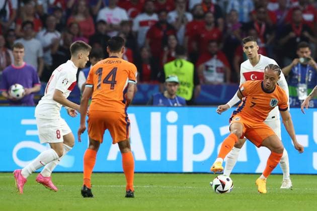 06.07.2024, xtgx, Fussball EM 2024 1 4 Finale, Niederlande - Türkei emspor, v.l. Xavi Simons (Niederlande) Mert Müldür (Türkei Tuerkei) (UEFA REGULATIONS PROHIBIT ANY USE OF PHOTOGRAPHS as IMAGE SEQUENCES and or QUASI-VIDEO) Berlin