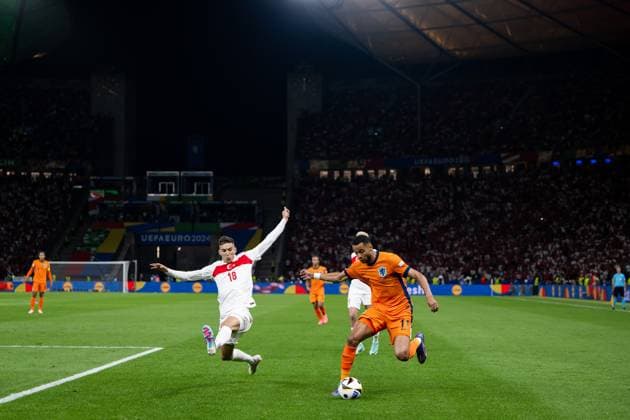 240706 Mert Muldur of Türkiye and Cody Gakpo of Netherlands during the UEFA EURO, EM, Europameisterschaft,Fussball 2024 Football Championship quarterfinal between Netherlands and Türkiye on July 6, 2024 in Berlin. Photo: Jesper Zerman BILDBYRAN kod JZ JZ0552 fotboll football soccer fotball fotbolls-em europamästerskap em uefa euro uefa european football championship euro 2024 nederländerna holland netherlands türkiye bbeng Copyright: JESPERxZERMAN BB240706JZ106